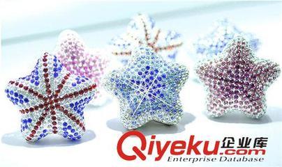 DAD鑲鉆五角星風(fēng)口香水 鑲鉆五角星汽車飾品 水晶鉆海星風(fēng)口香膏-饒平縣海山路士達(dá)汽車裝飾用品經(jīng)營部提供DAD鑲鉆五角星風(fēng)口香水 鑲鉆五角星汽車飾品 水晶鉆海星風(fēng)口香膏的相關(guān)介紹、產(chǎn)品、服務(wù)、圖片、價格饒平縣海山路士達(dá)汽車裝飾用品經(jīng)營部、汽車防爆膜;汽車改裝件;LED燈;汽車飾品;汽車香水;車載小電器;車衣